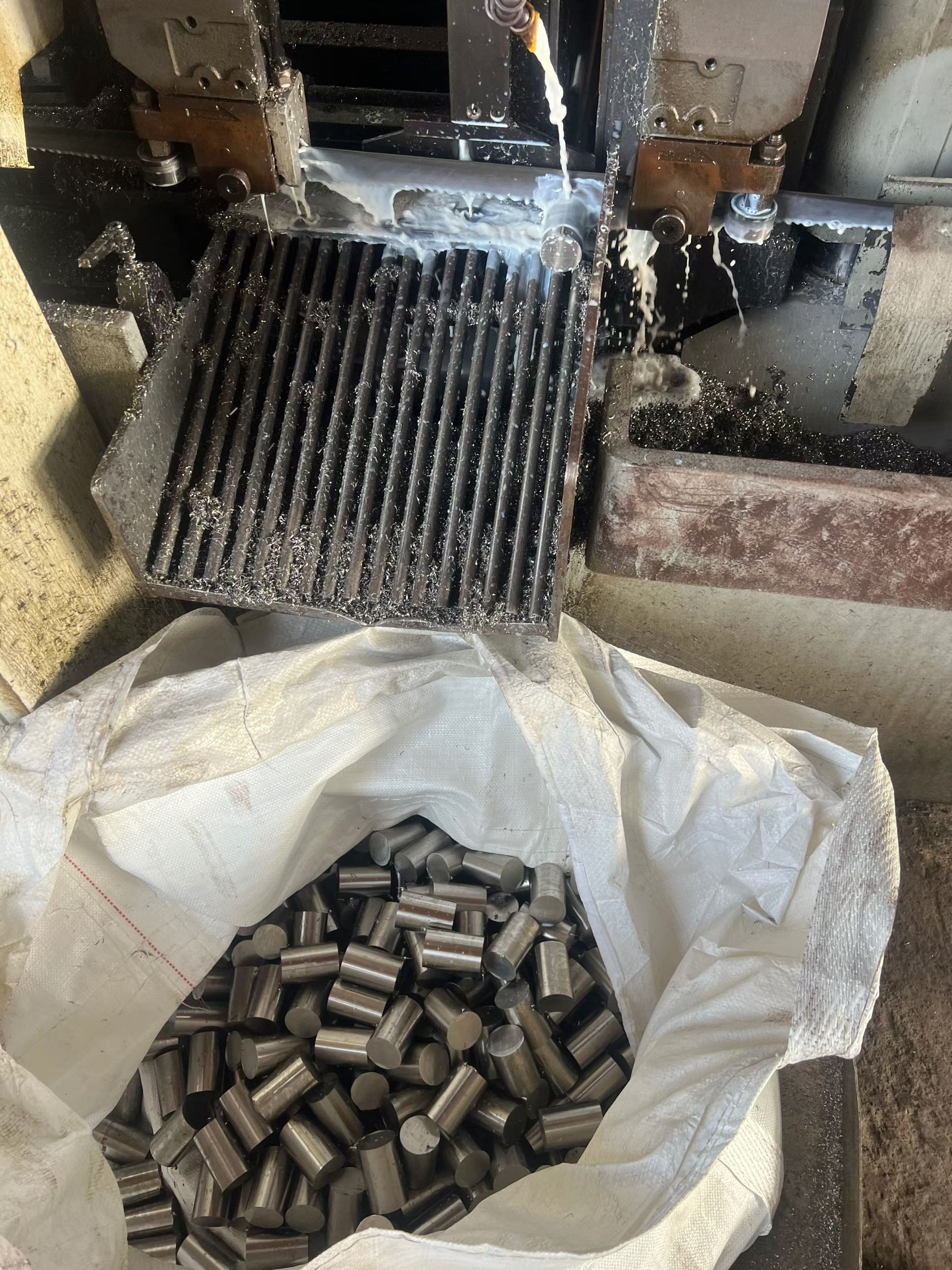 310S 2520黑棒光圆研磨棒锯床下料